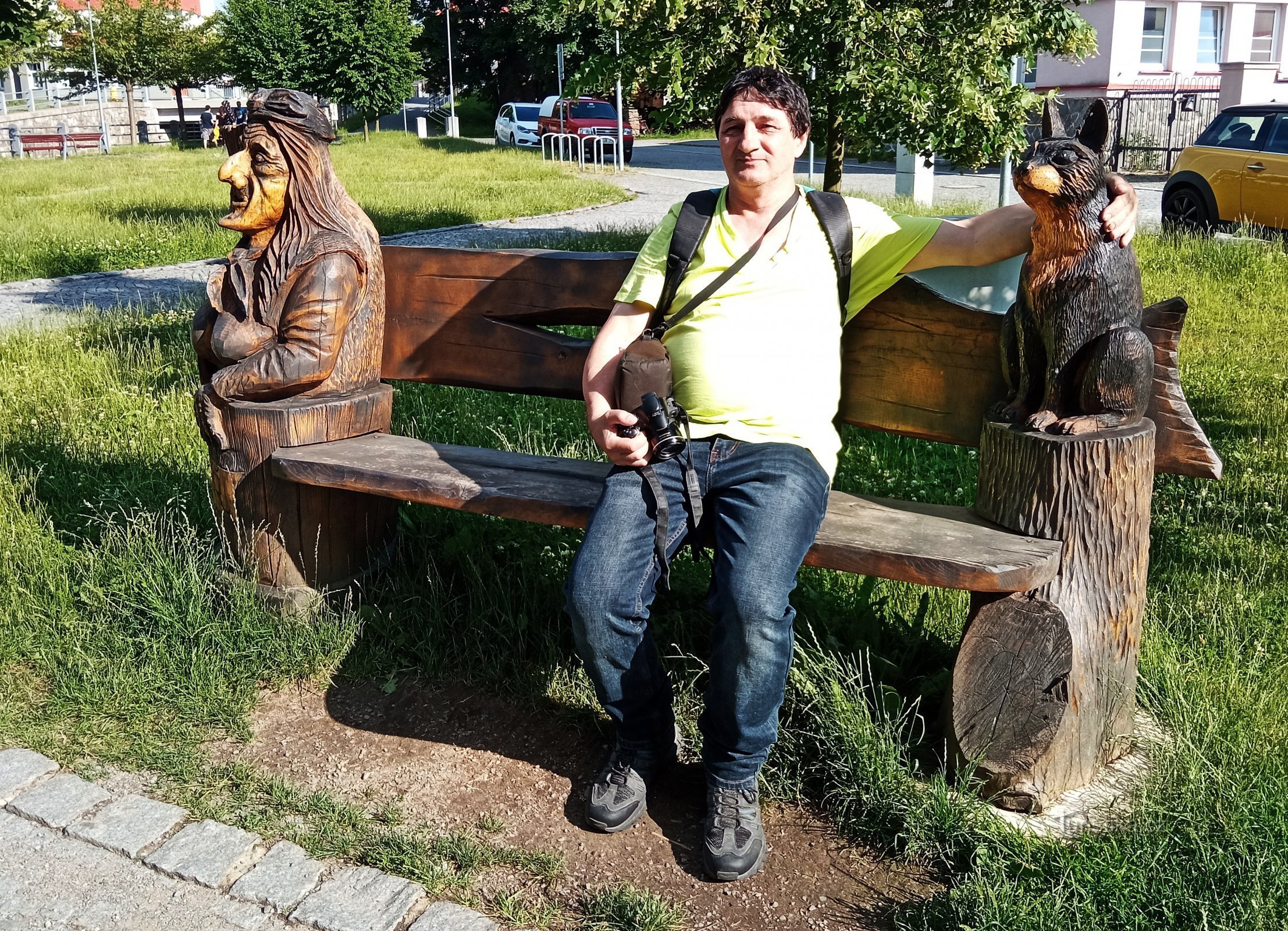 フリンスクのフルディムカ堤防にある木製彫刻のギャラリー