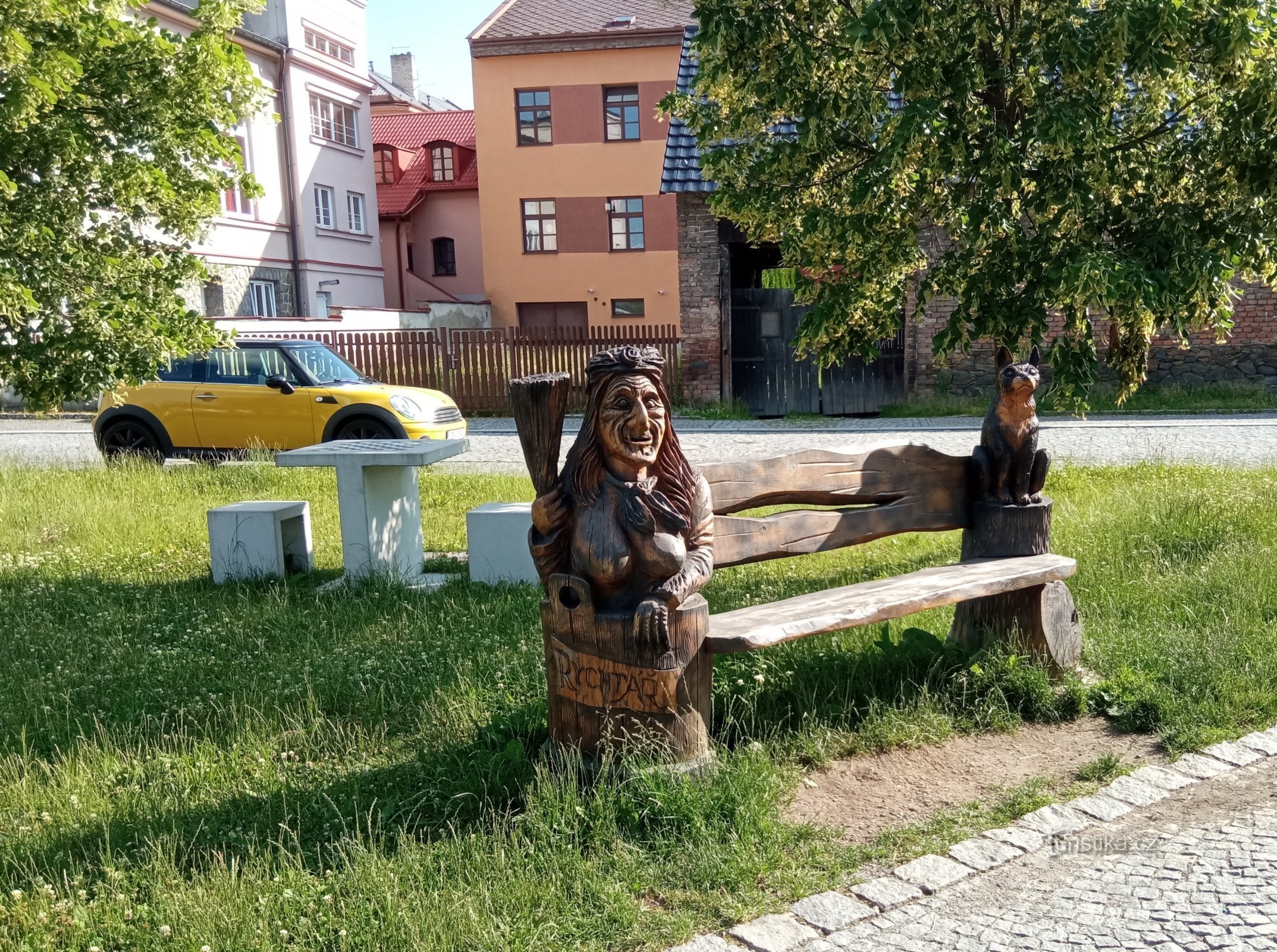 Een galerij met houten sculpturen aan de Chrudimka-dijk in Hlinsk