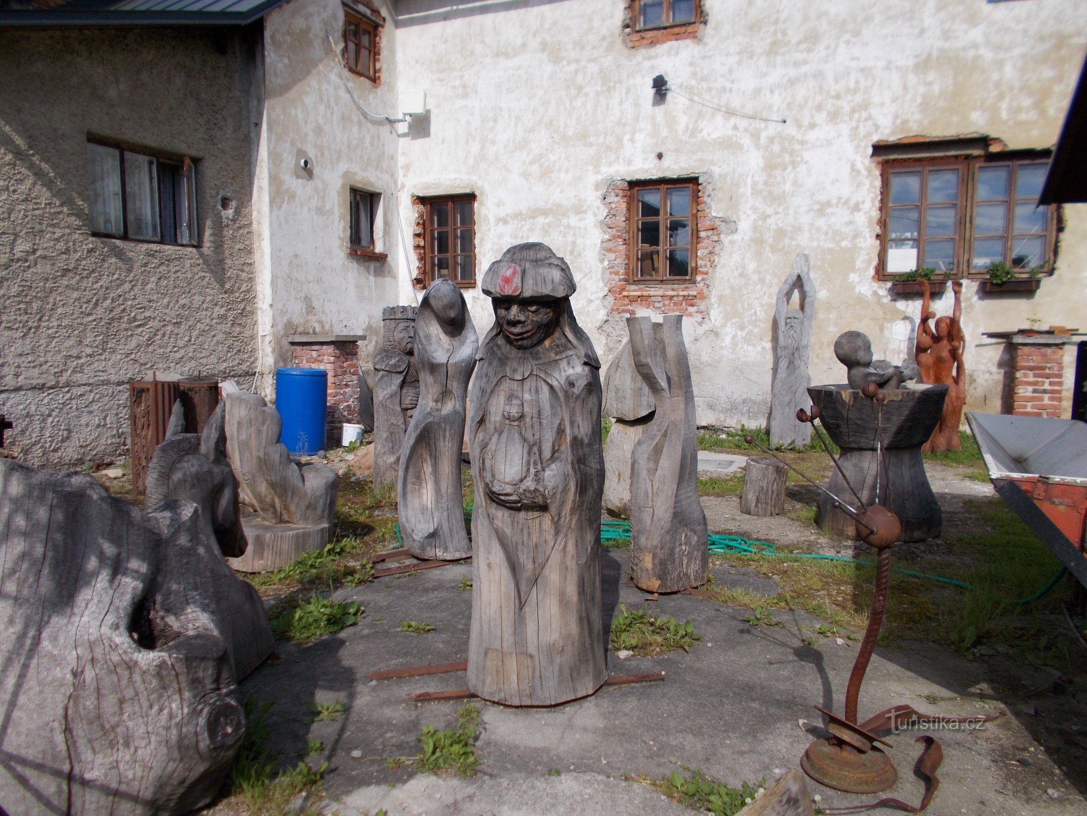 Galería de esculturas en madera Starý kravín