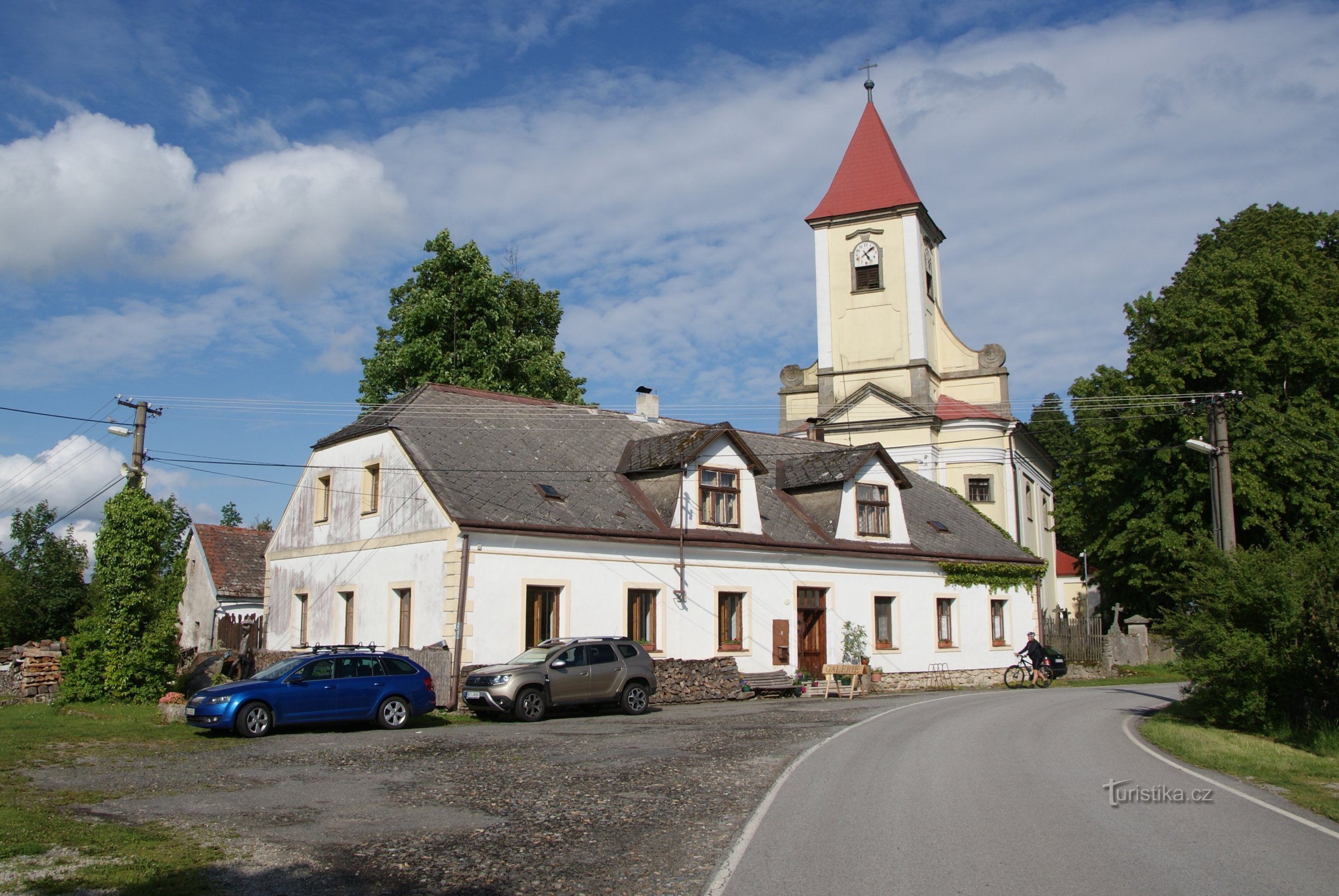 galerie před kostelem