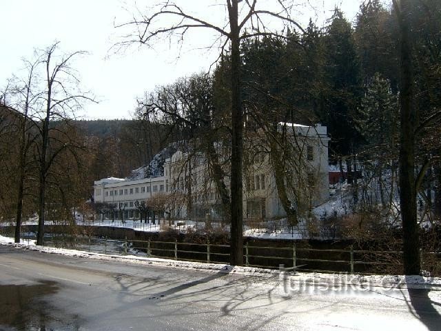 Galeria de Arte 2: Originalmente construída como uma sala de amostra para as mercadorias de Chebská živnostenská ao