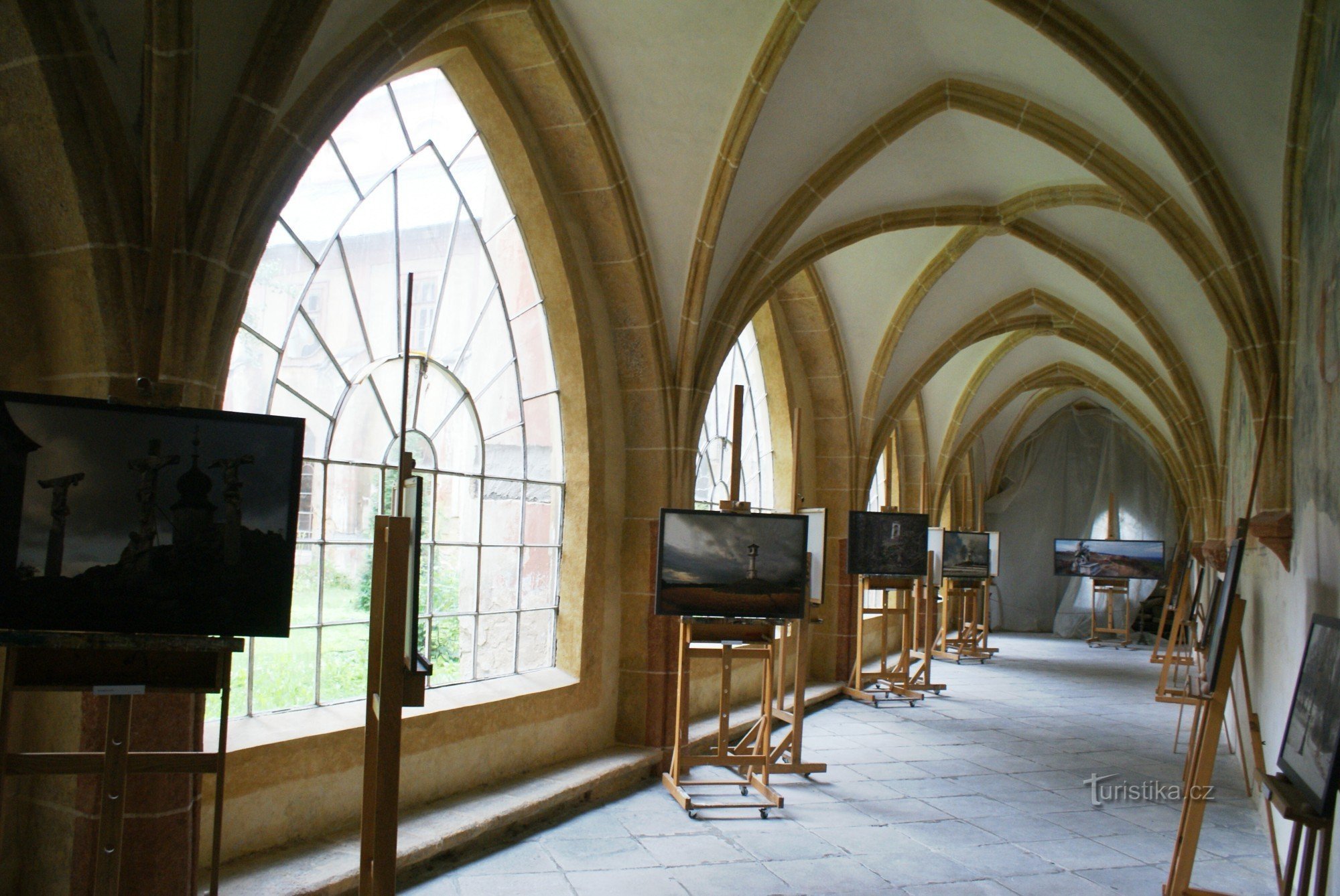 phòng trưng bày trong tu viện