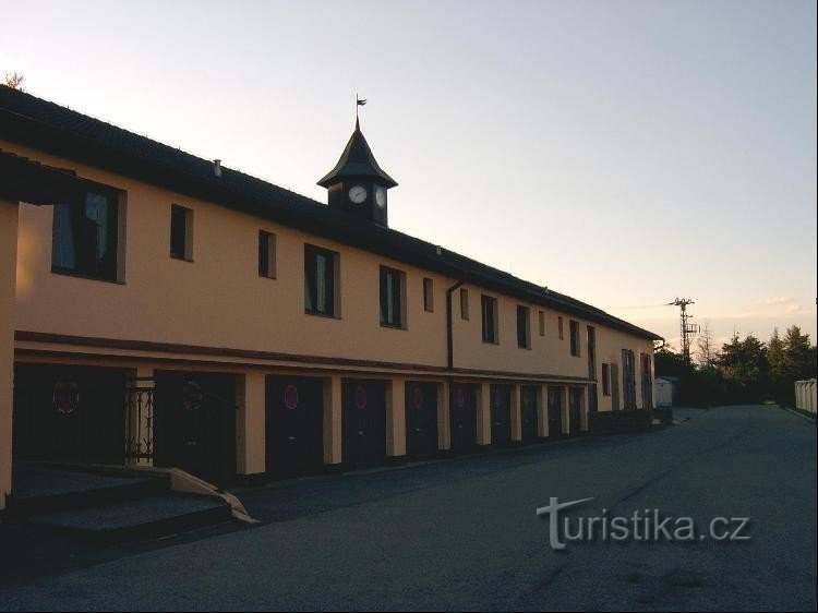 Garages : garages face au château