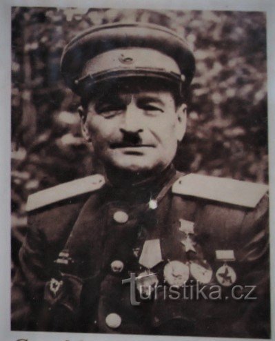 Thiếu tướng cận vệ Maxim Jevsejevič Kozyr (chụp từ bảng thông tin)