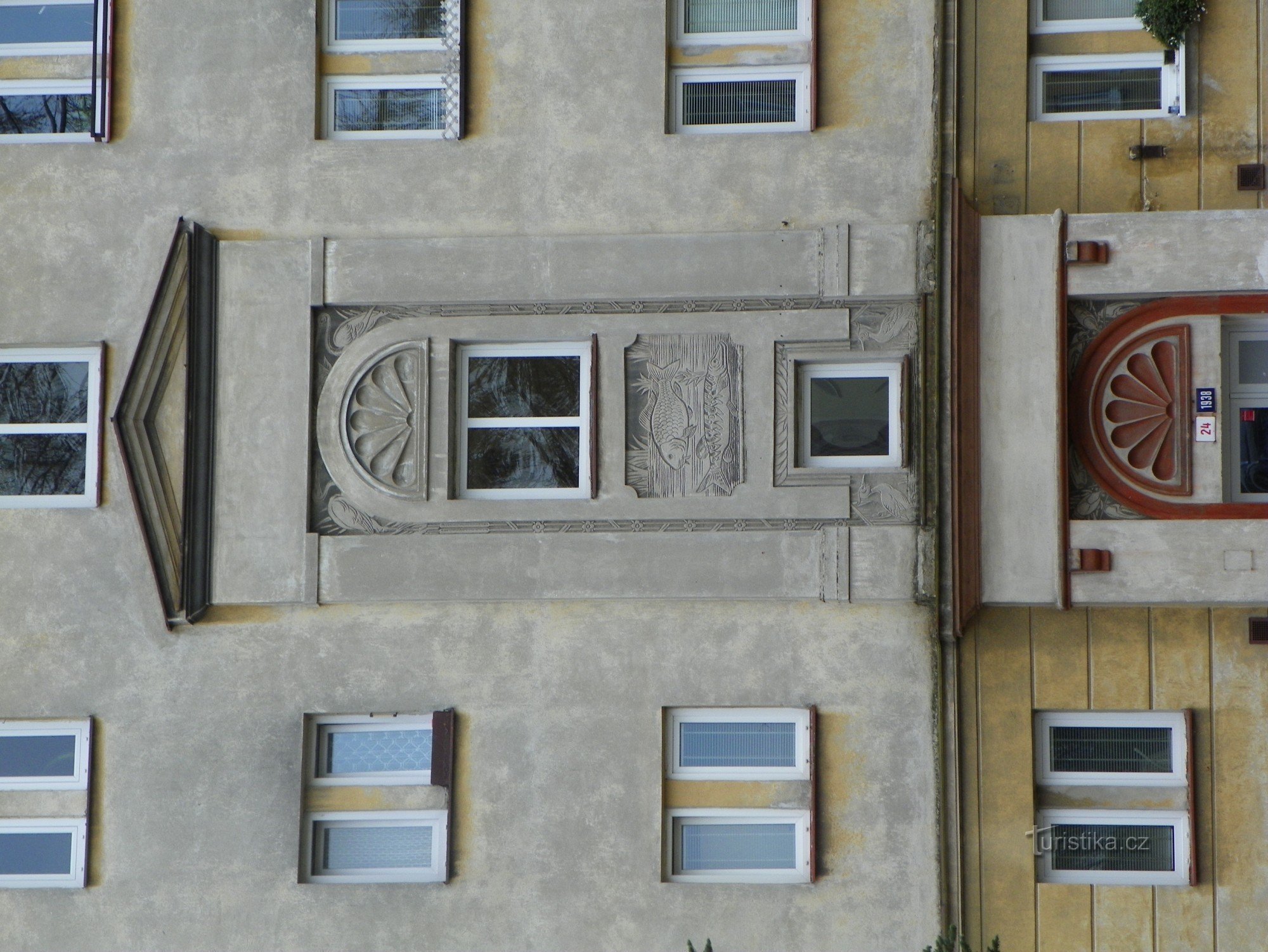 Garfika à l'entrée de la maison avec une tourelle