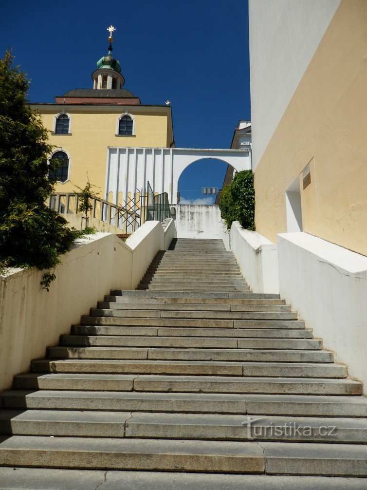 Gočárovo stubište iz ulice Komenského