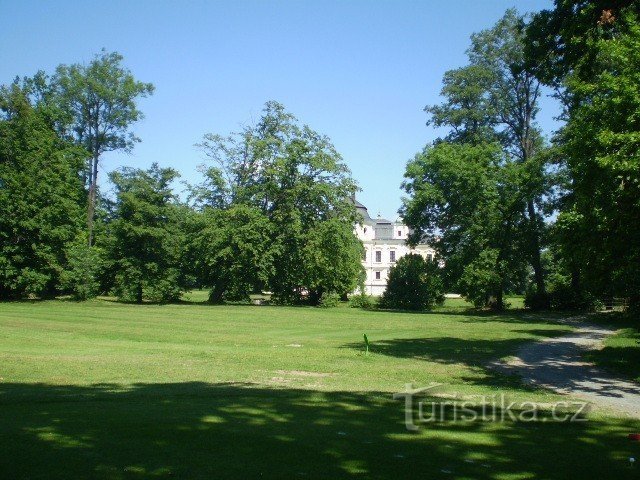 golfbaan met kasteel in Kravařy