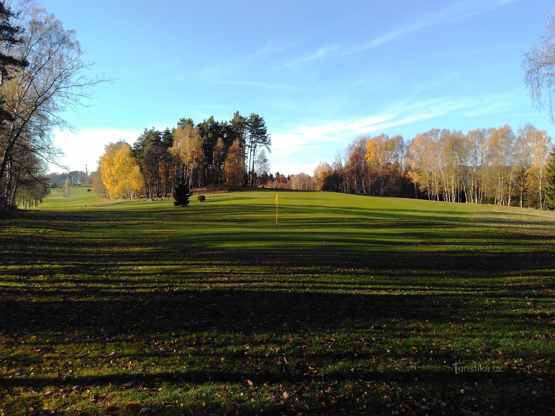 Golfplatz - links ragt der Aussichtsturm hervor