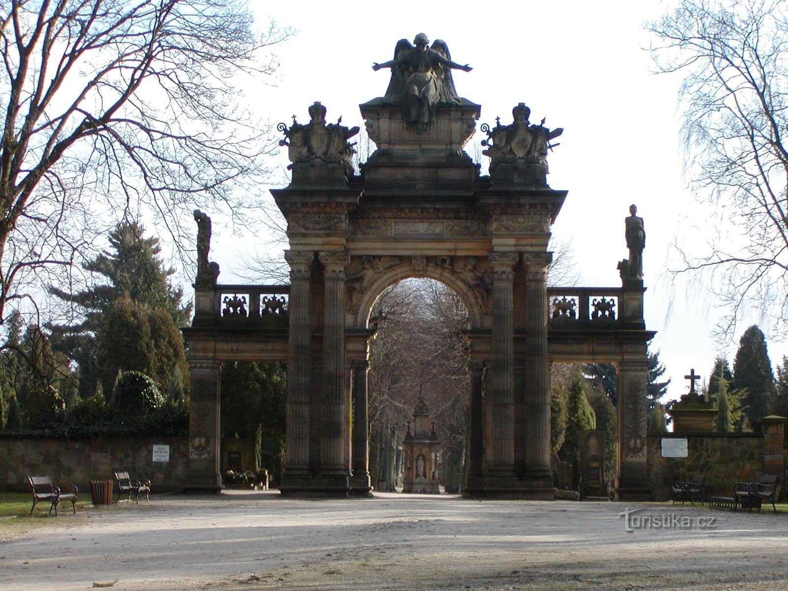 Gothard - portalul cimitirului