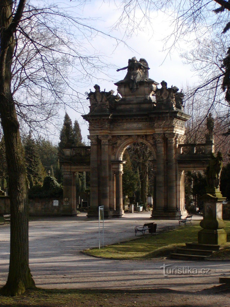 Gothard - temető portál