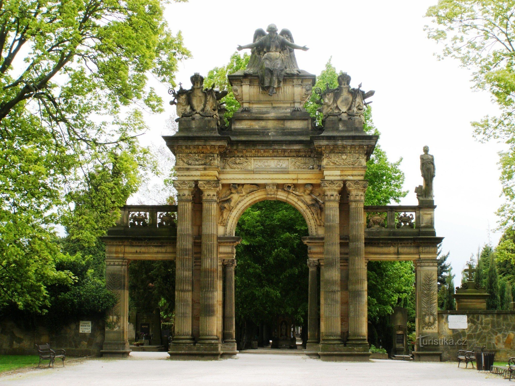 Gothard - portail du nouveau cimetière