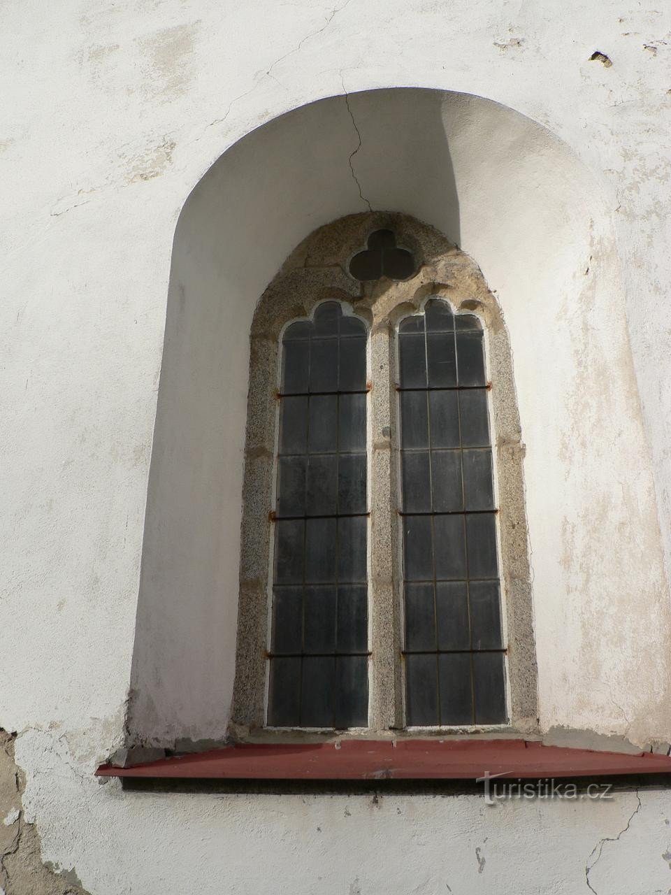 Cửa sổ kiểu Gothic của nhà thờ trước