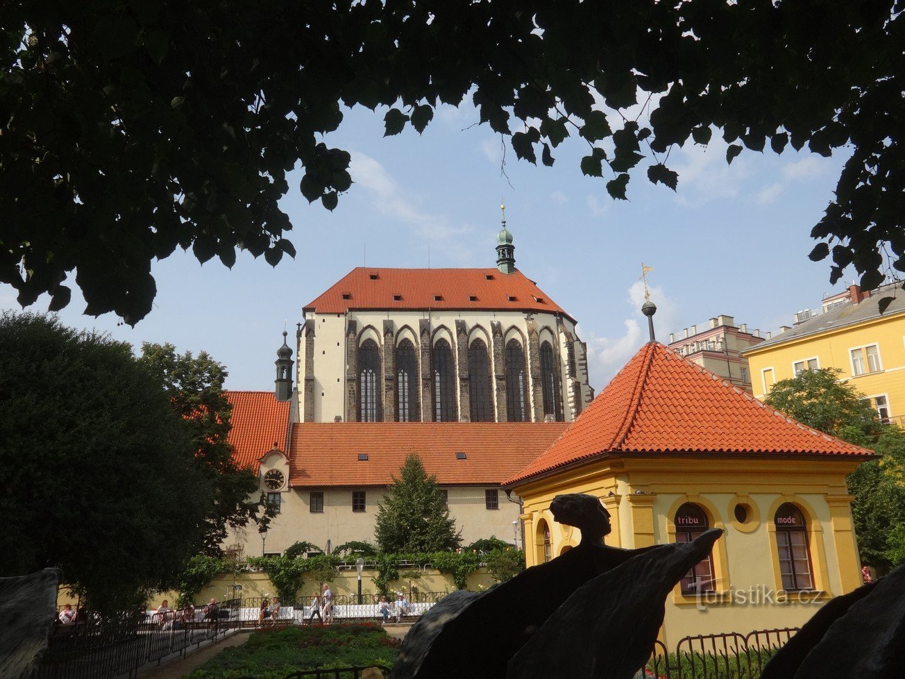 Gotska katedrala Gospe Snežne - najvišja cerkev z najvišjim oltarjem v Pragi