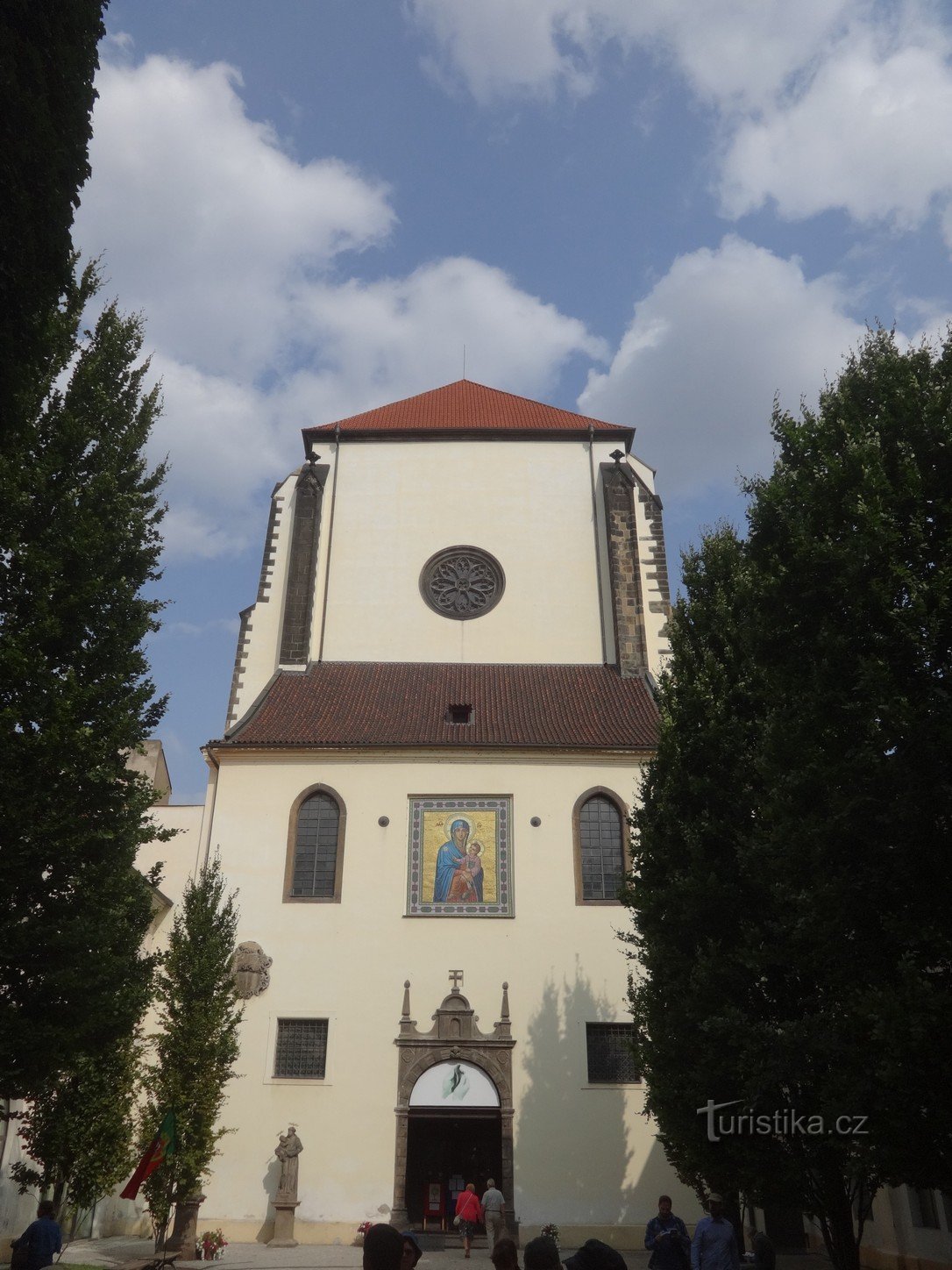 Gotische kathedraal van Onze-Lieve-Vrouw van de Sneeuw - de hoogste kerk met het hoogste altaar in Praag