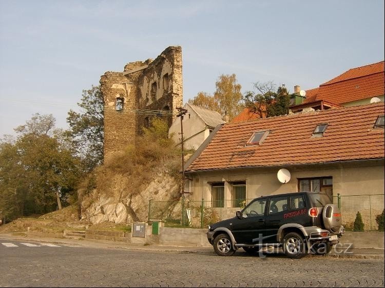 Castelul Gotic: Frumusețea gotică a orașului de astăzi este amintită doar de trunchiul ruinelor castelului.