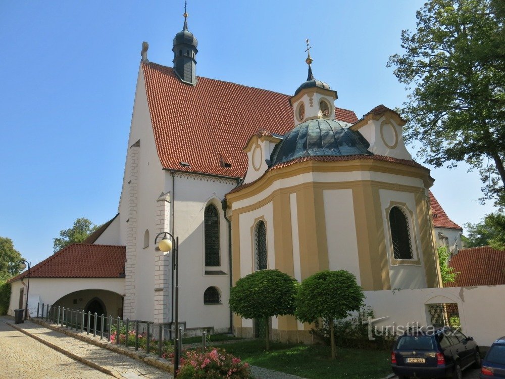 gotický klášterní kostel s barokní kaplí