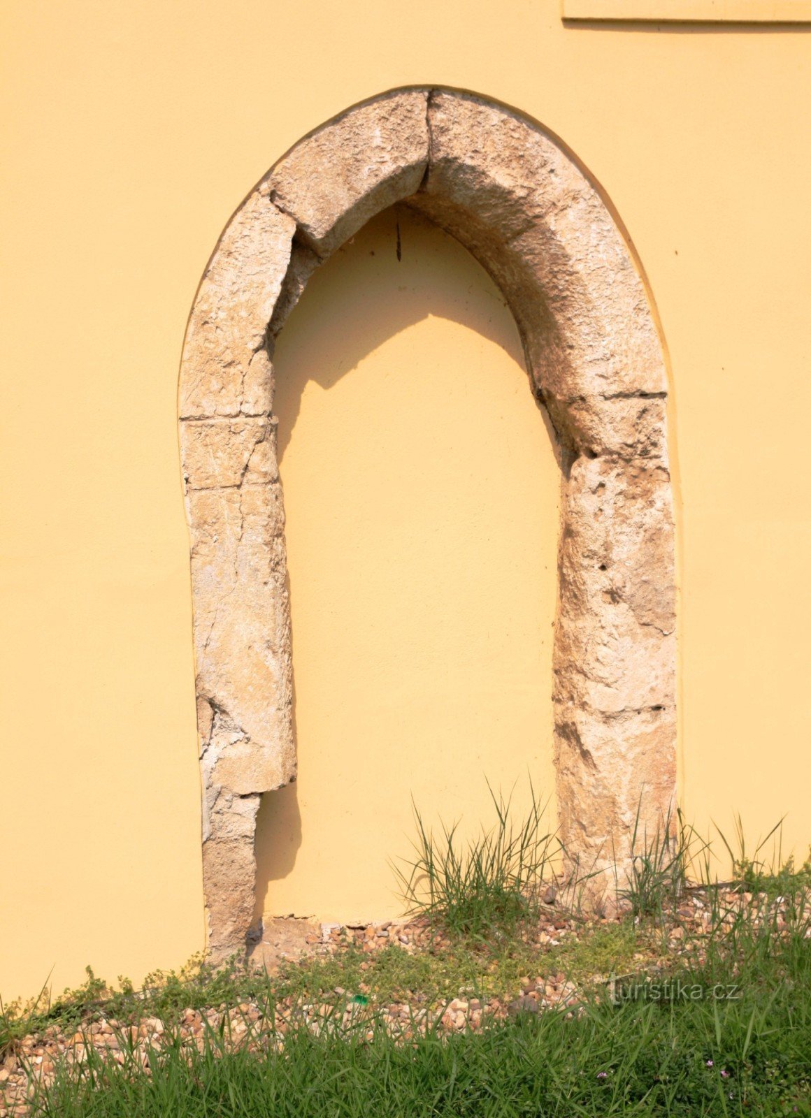 Portal gotic în lateralul naosului