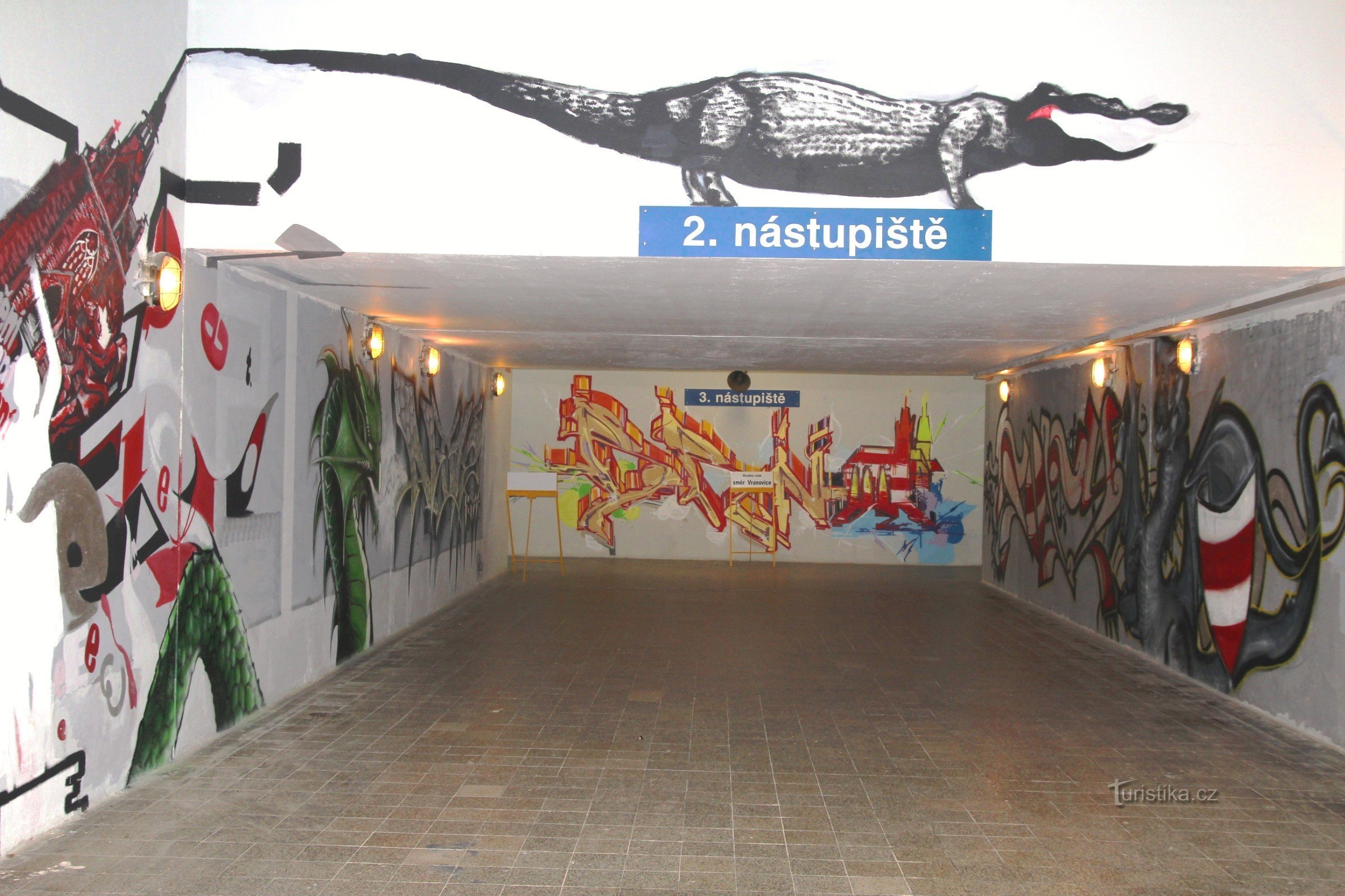 Graffity v podchodu pod židenickým nádražím