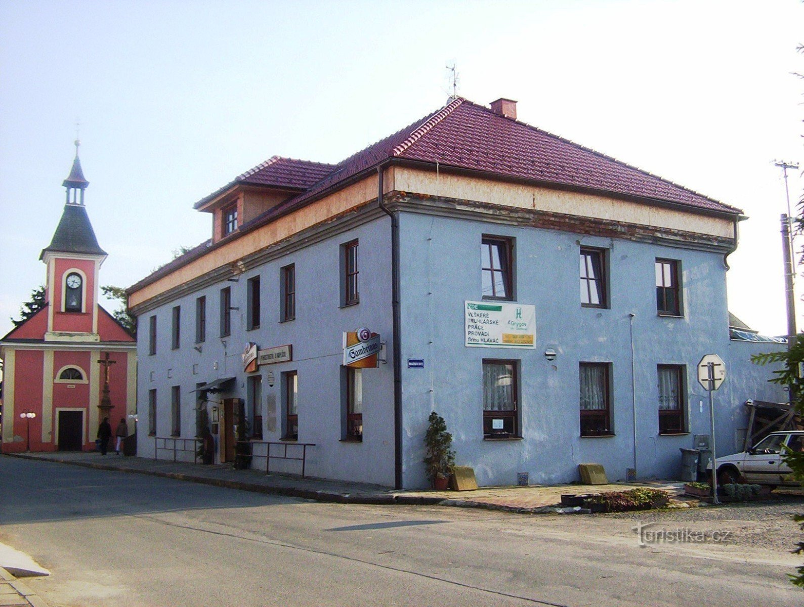 Grygov-kaple sv.Jana Nepomuckého z r.1846 a restaurace,bývalý zámeček-Foto:Ulrych Mir.