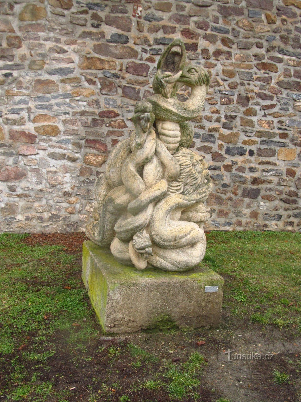 Had zajetí - socha od Herberta Kiszy v Kadani