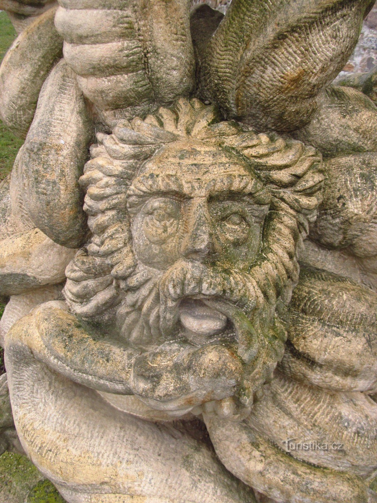 Wąż niewoli - rzeźba Herberta Kiszy w Kadani