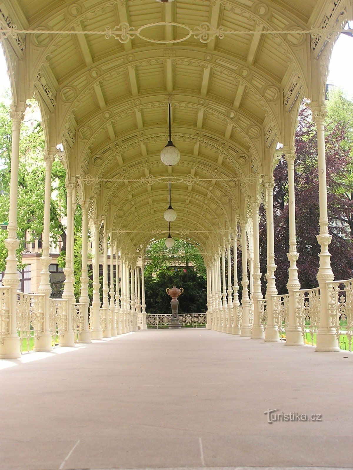 Printemps du serpent dans la colonnade du jardin - 10.5.2004