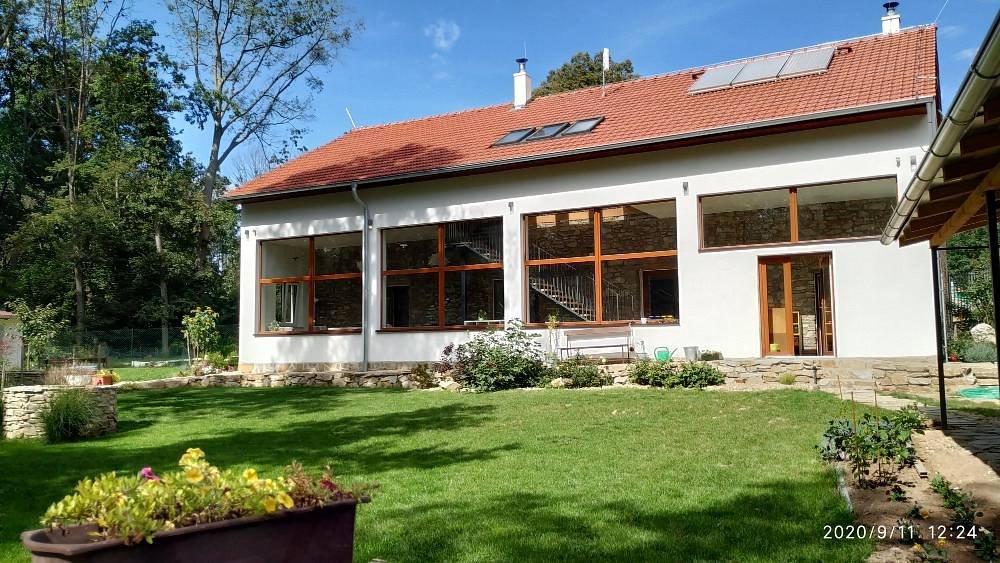 Vista dell'edificio della BIRRERIA Hájenka Chaloupky dal giardino al muro con la veranda