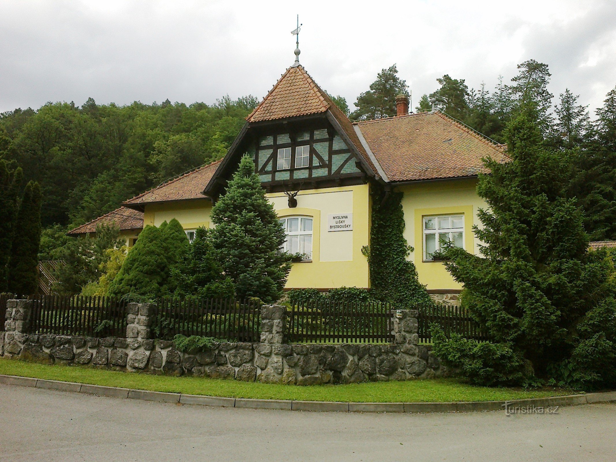 Brlog Viške Bystrouške na početku doline