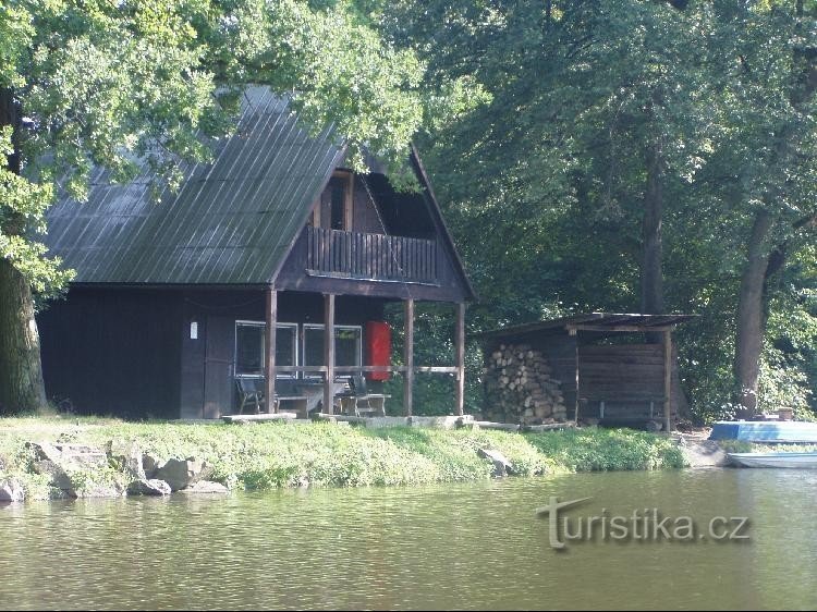 hajnický rybník unten: Blick auf die Hütte