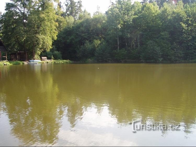 hajnický rybník in basso: veduta della superficie
