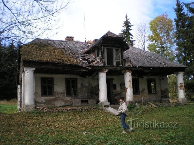 Hajovna, l'unica casa in piedi.