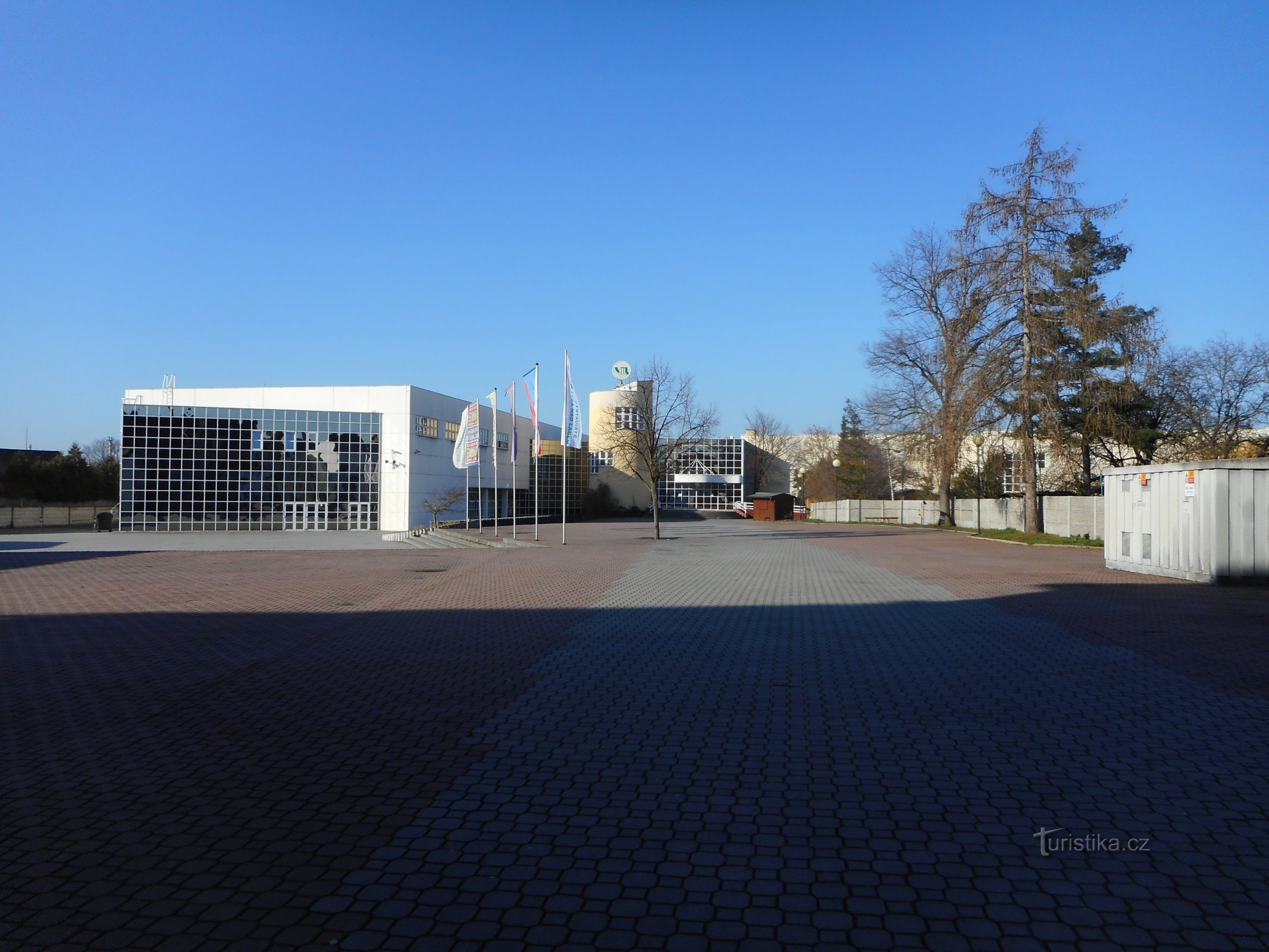 salões O centro de exposições e o espaço entre o portão de entrada e os salões