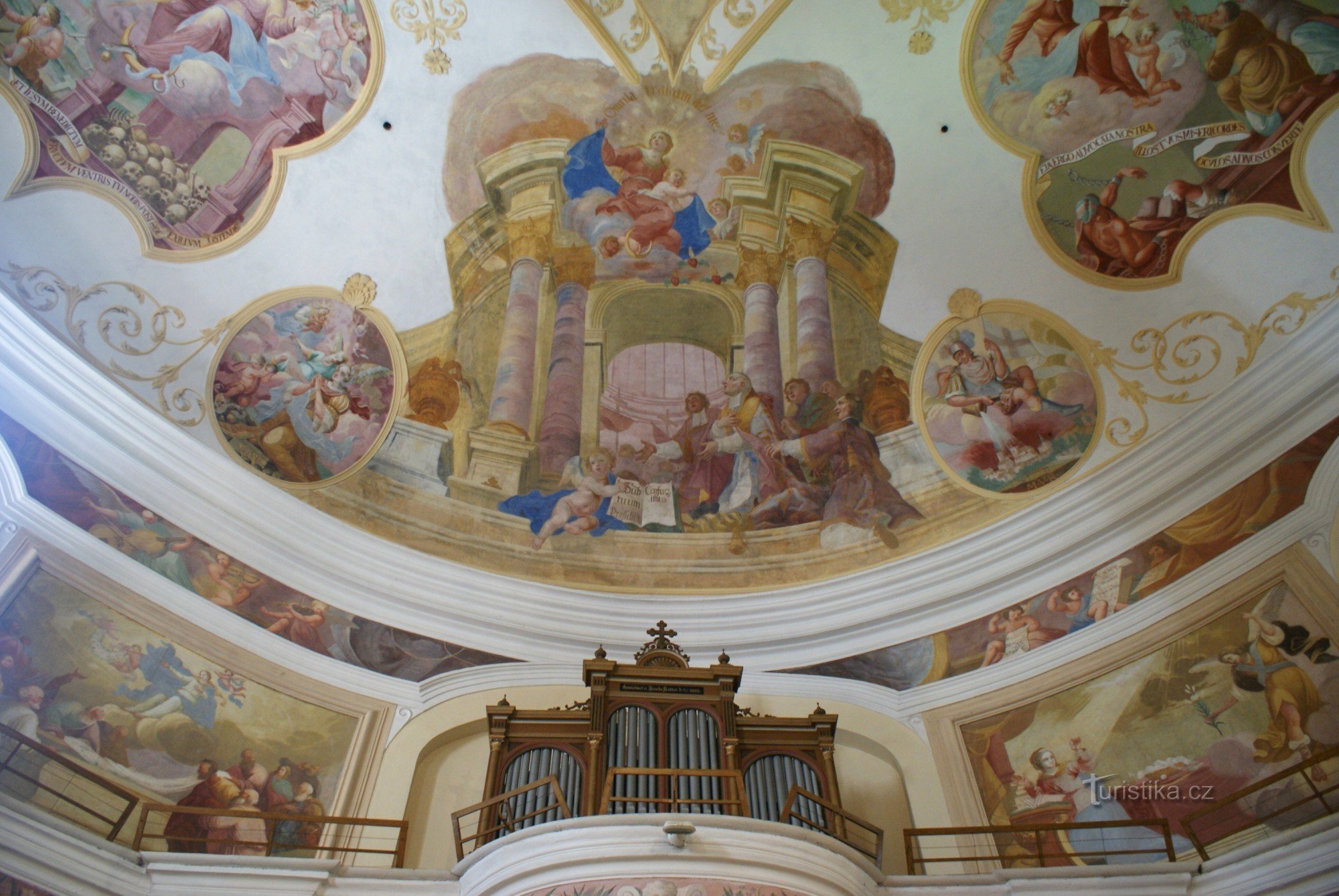 Fresco de Handke sobre la entrada de la capilla en Lipky