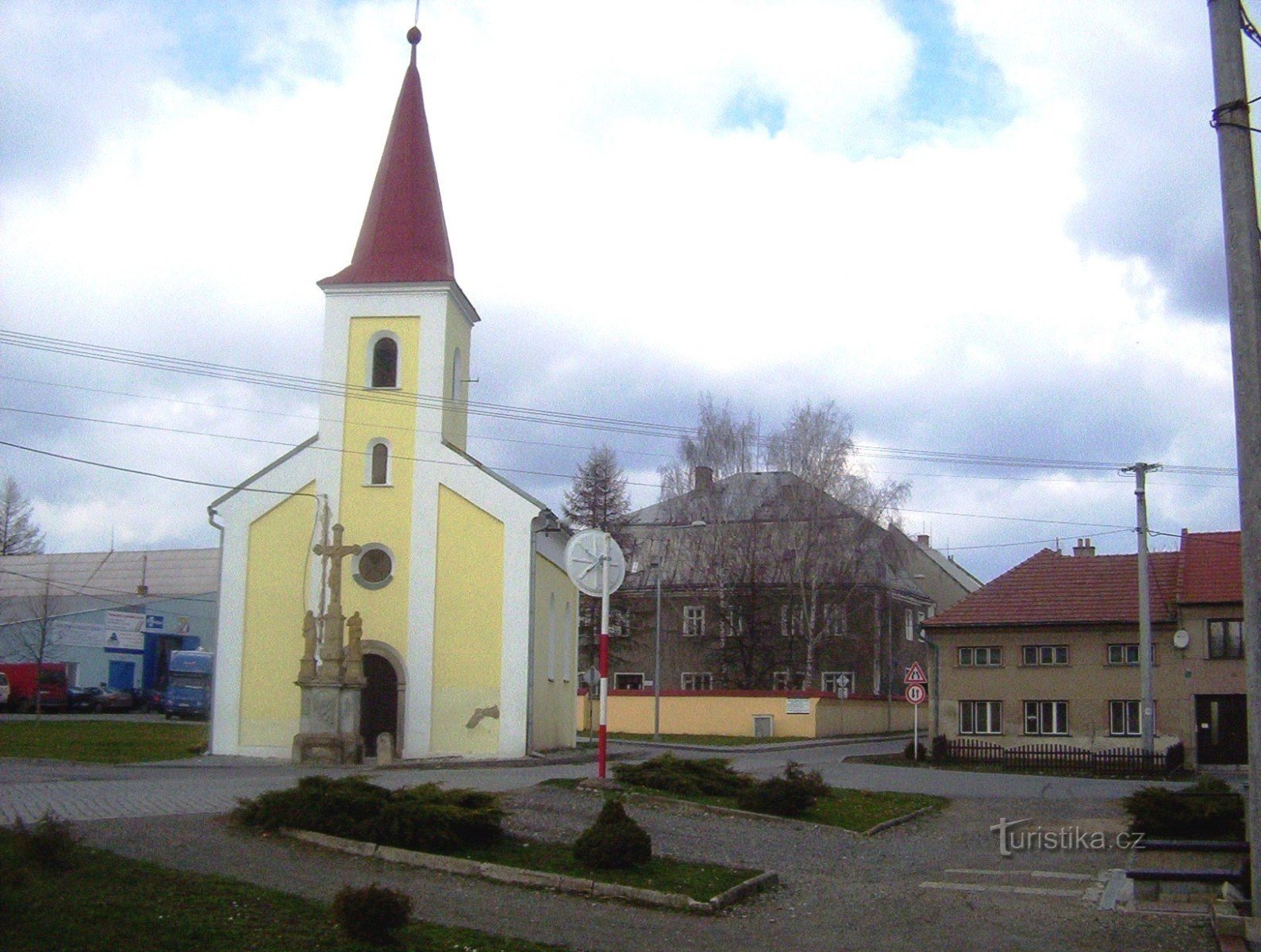 Haňovice-polprikolica z gradom s kapelo in skulpturo-Foto: Ulrych Mir.