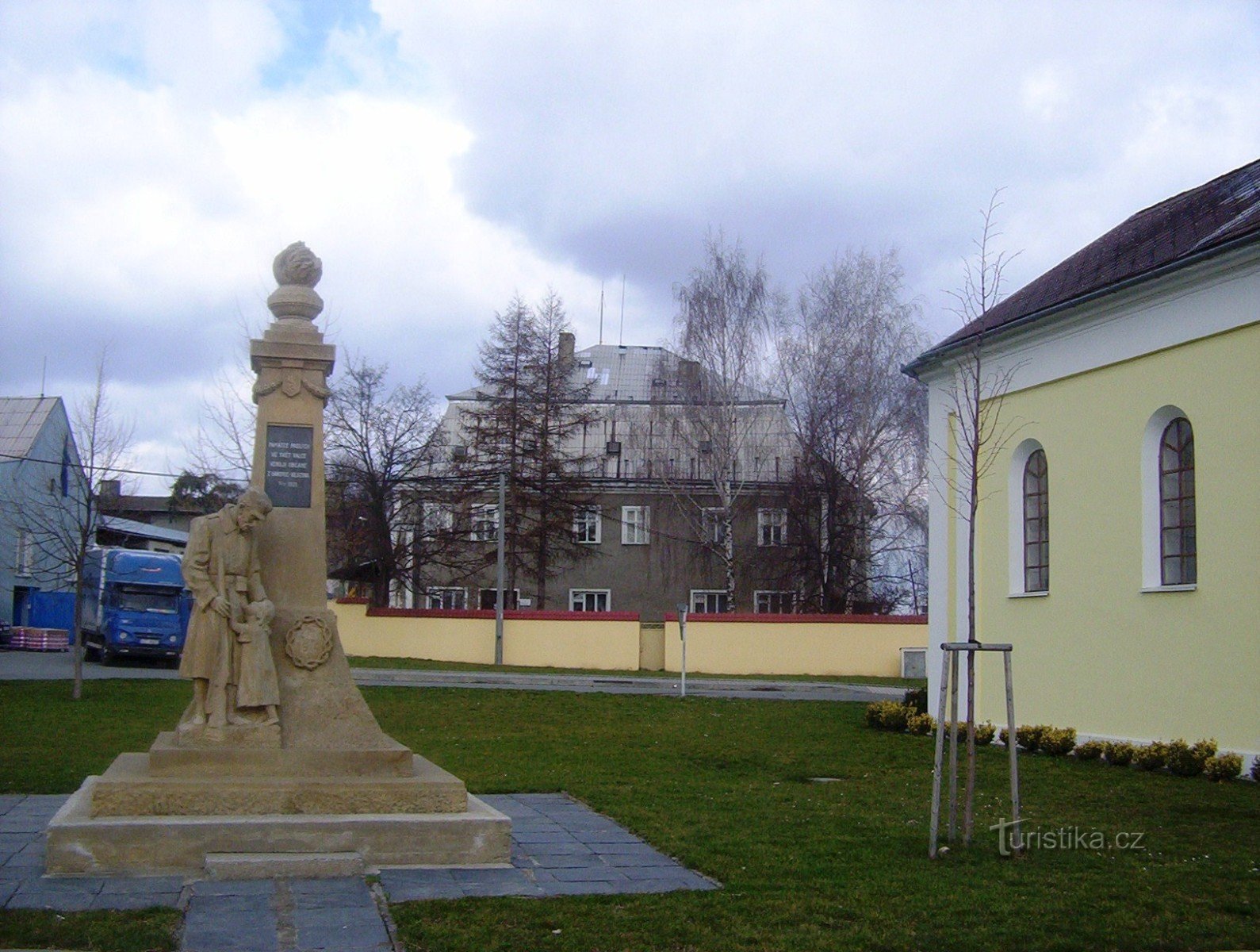 Haňovice - castillo y monumento a las víctimas de la Guerra Mundial - Fotografía: Ulrych Mir.