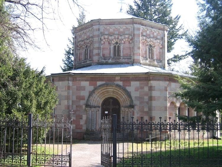 Lăng mộ Harrachov: Lăng mộ Pseudo-Romanesque Harrachov từ năm 1844 - 1870.
