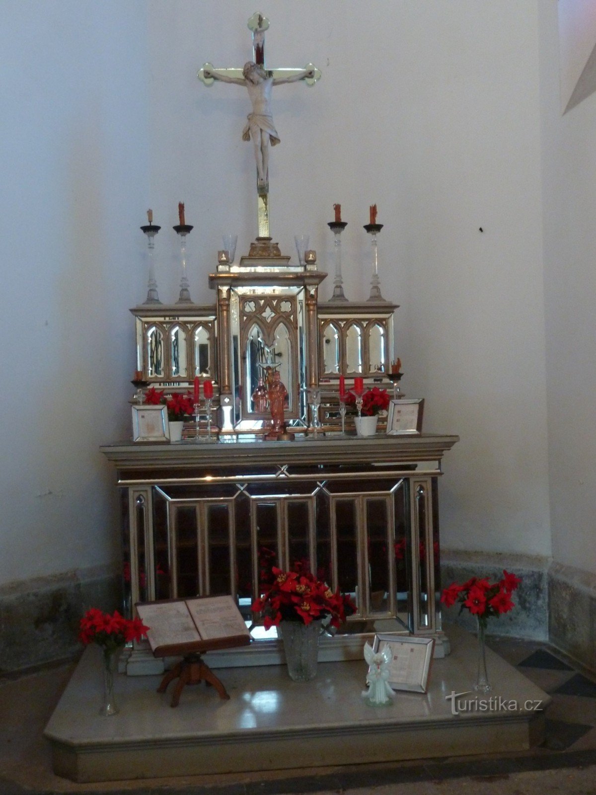 La capilla Harrachov de Santa Isabel con una campana de cristal única