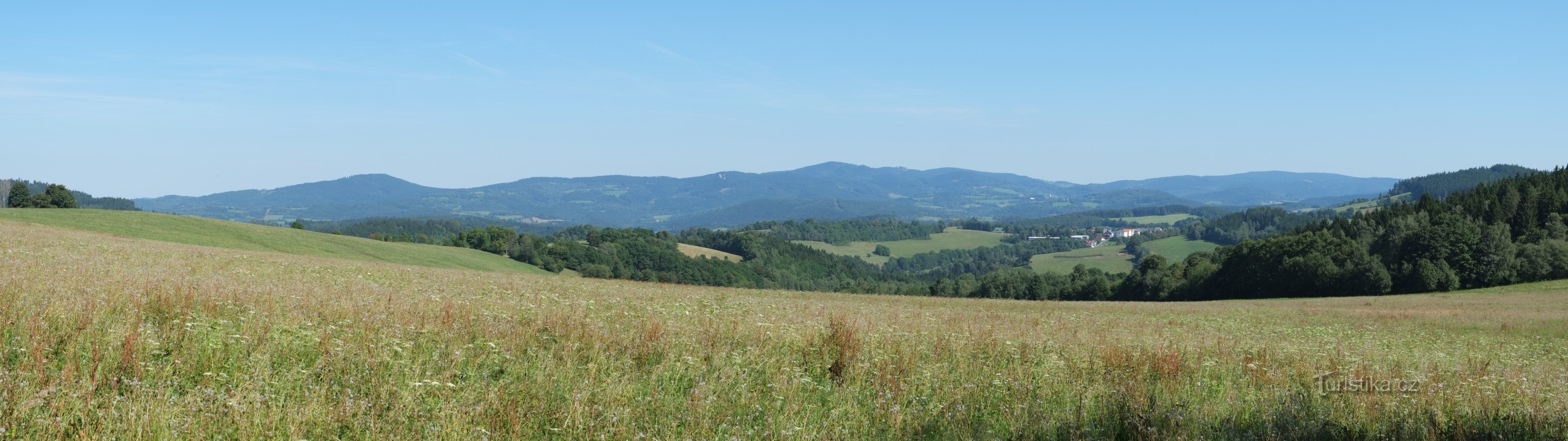 Hartmanice, Hamižná, v dáli hrad Kašperk