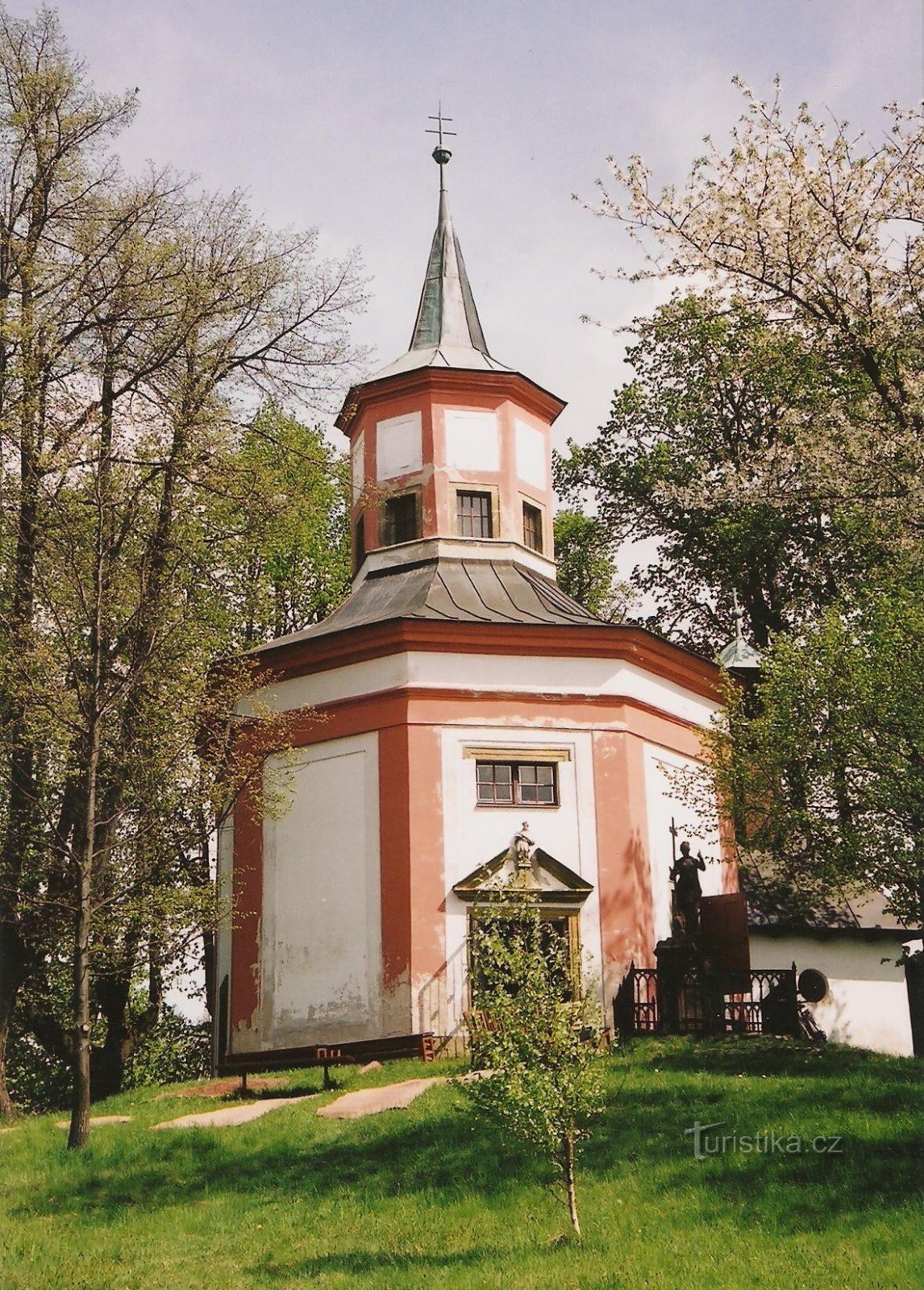 Hartmanice - Pyhän Nikolauksen kappeli Johannes Nepomuckista