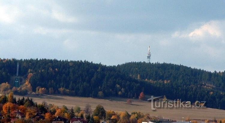 Harusův kopec: În stânga, zona de sărituri cu schiurile din Šibenice