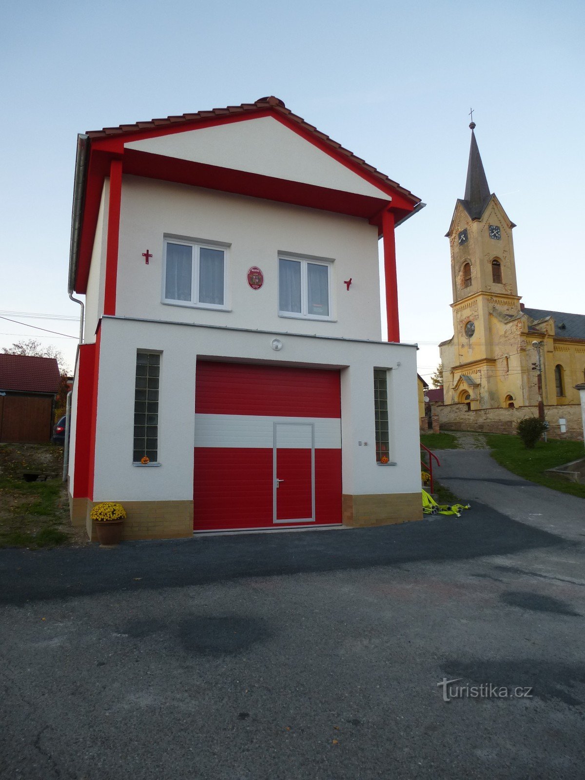 Gasilski dom in cerkev sv. Matej