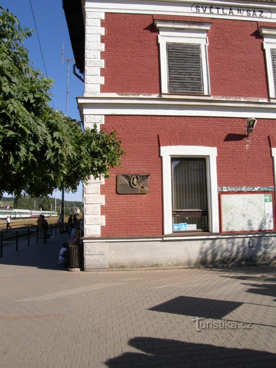 Tablero de ajedrez en la estación frente al buffet.