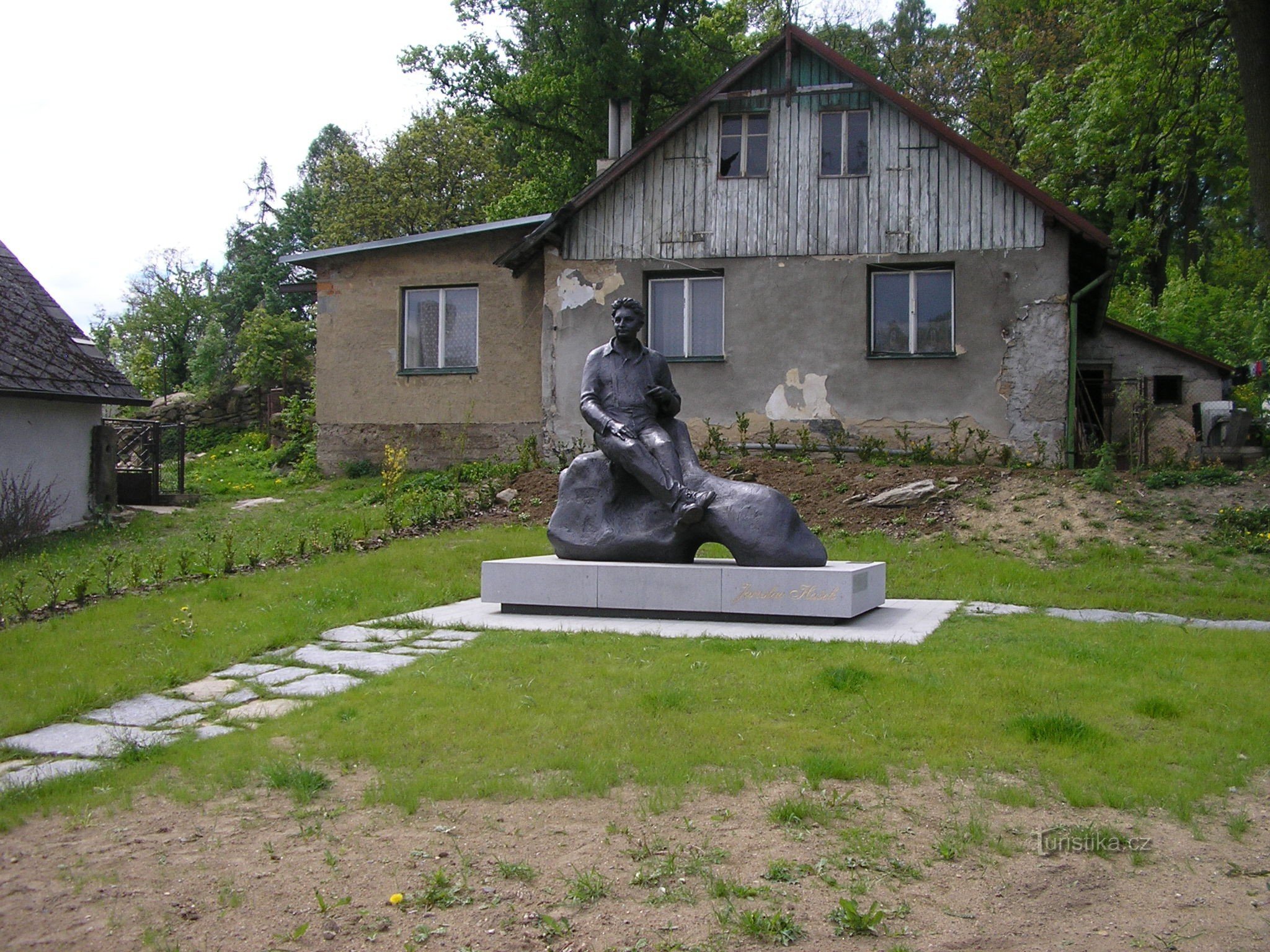 Il monumento di Hašek vicino al cimitero