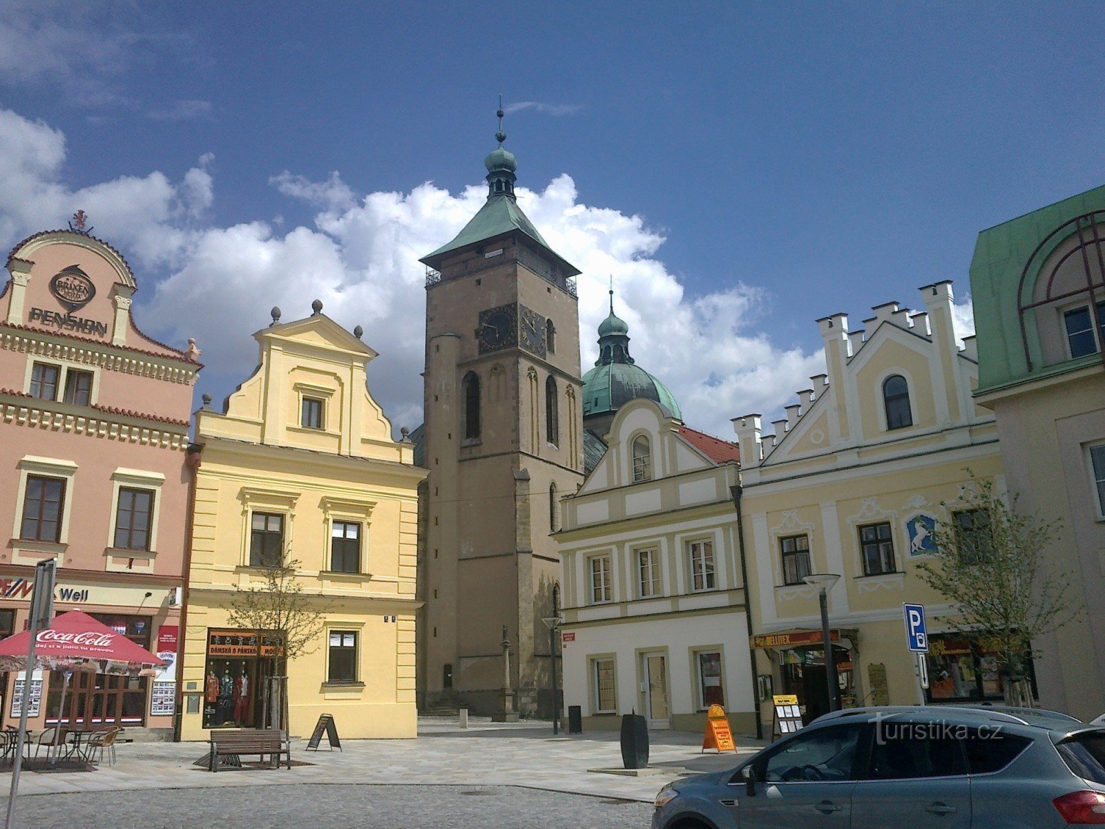 Havlíčkovo náměstí Jungfru Marias himmelsfärdskyrka.