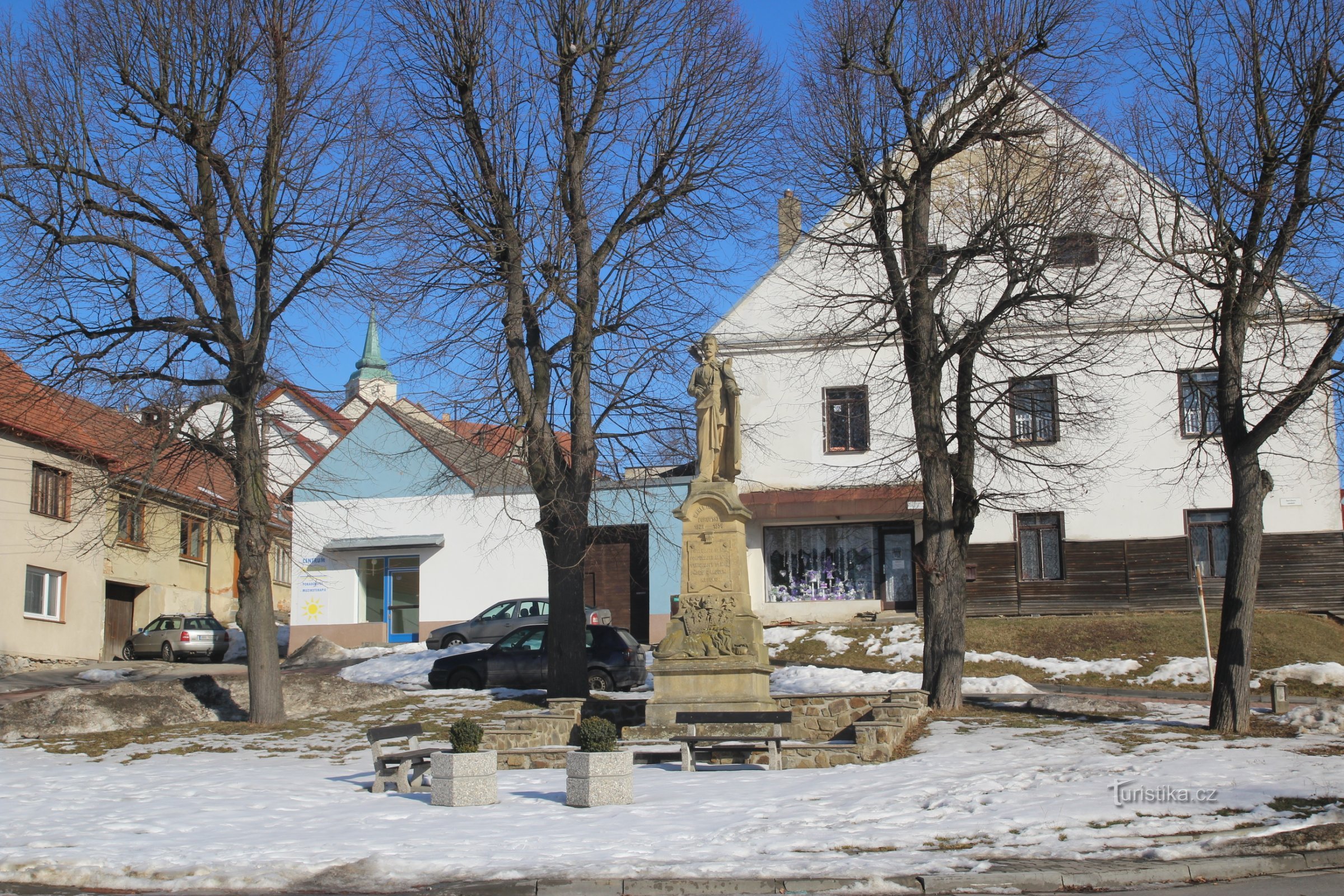 Praça Havlíček, com uma estátua do poeta