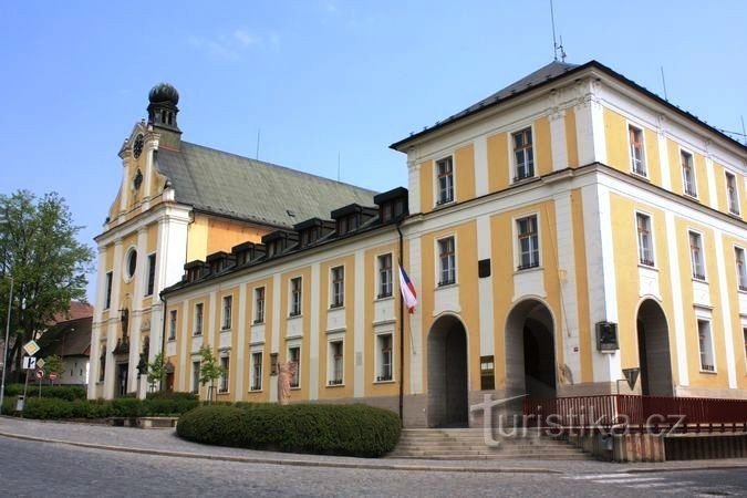 Havlíčkův Brnod - klosterkyrkan St. Familjer