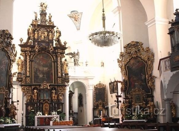 Havlíčkův Brnod - klosterkyrkan St. Familjer