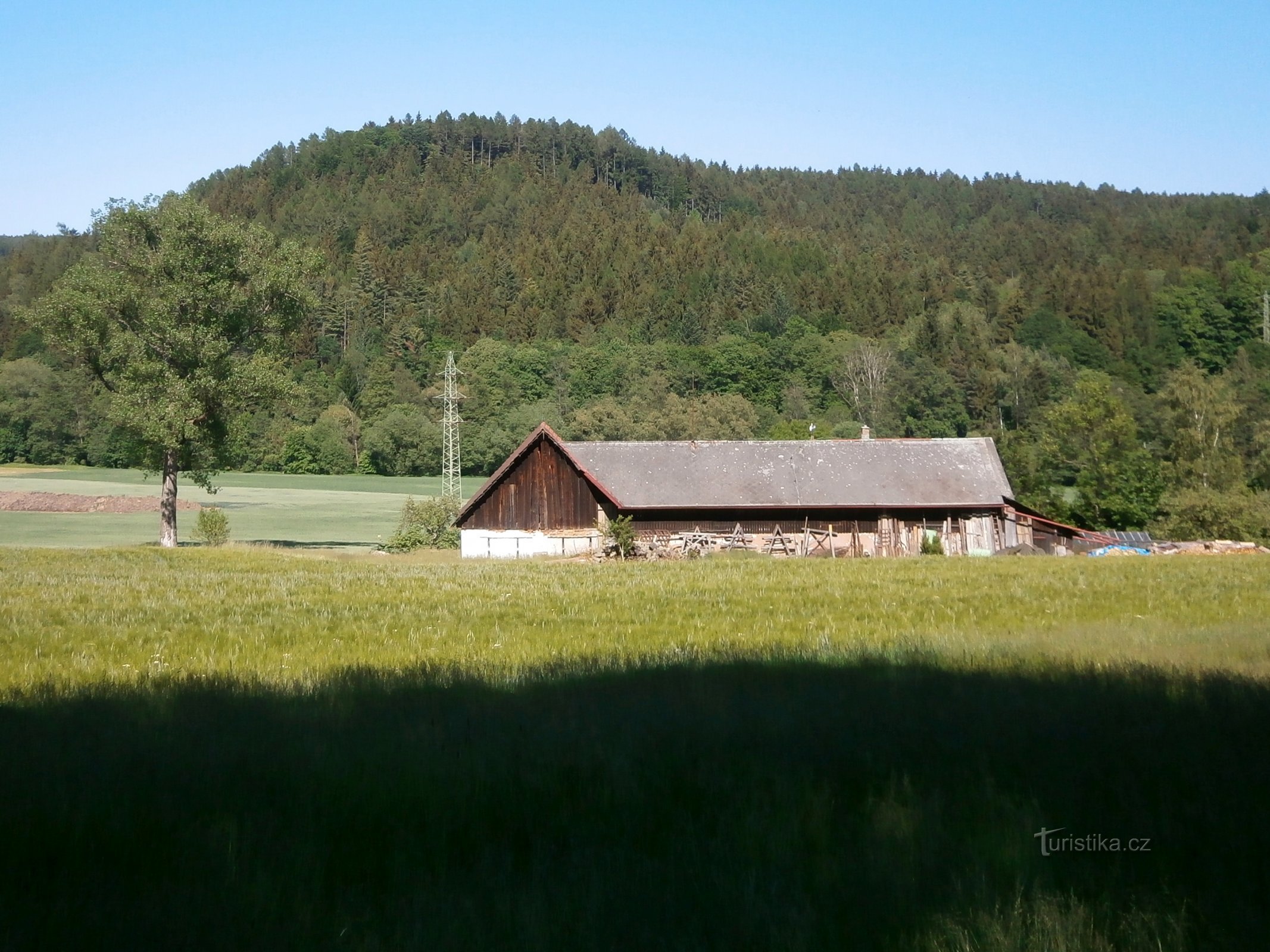 Havlovice čp. 143, v pozadí kopec Kramflek (5.6.2015)