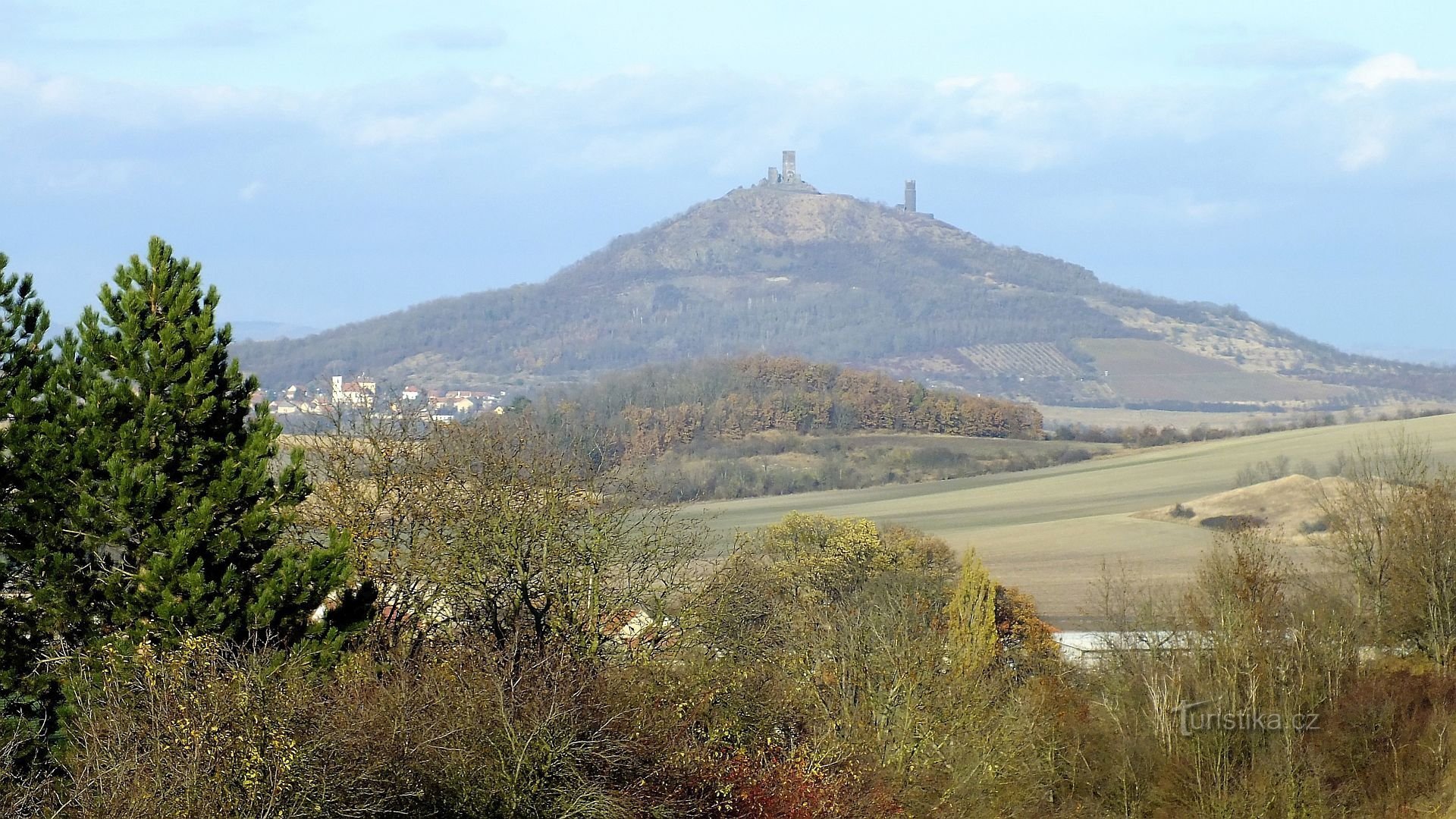 Házmburk (418 м) від цвинтаря в Левусі