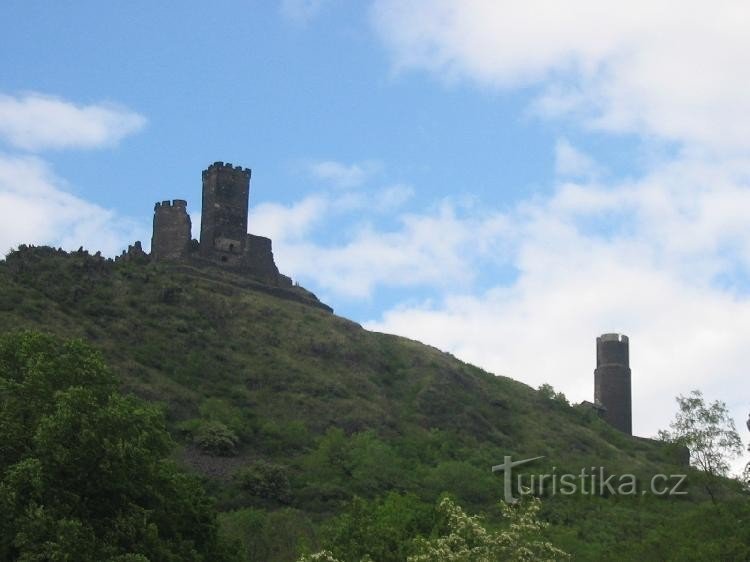 Hazmburk: Blick auf die Burg vom Parkplatz bei Klapý